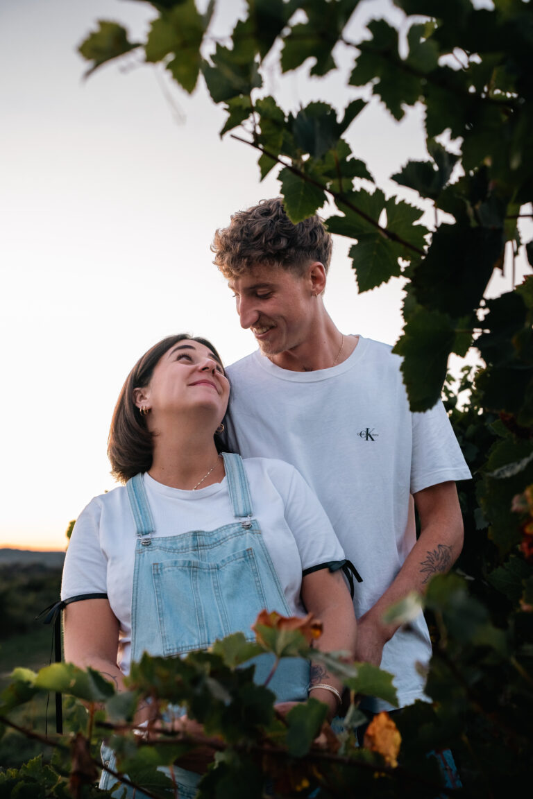 Séance photo grossesse en couple, en extérieur au coucher du soleil