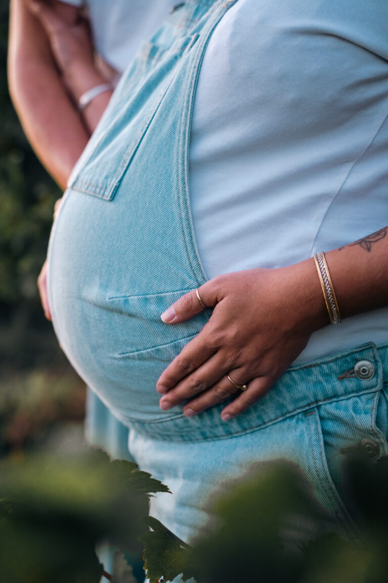 Gros plan sur le ventre arrondi, séance photo grossesse en lumière naturelle