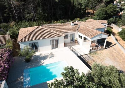 Vue aérienne par drone d’une villa de plain-pied avec piscine