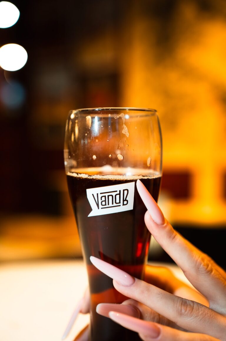 Verre de bière au bar V and B, photo d’ambiance