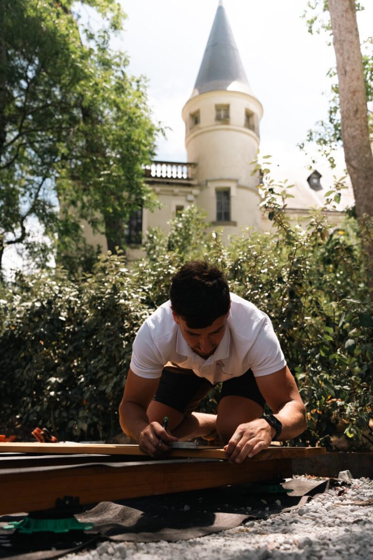 Paysagiste au travail devant un château, photo de chantier