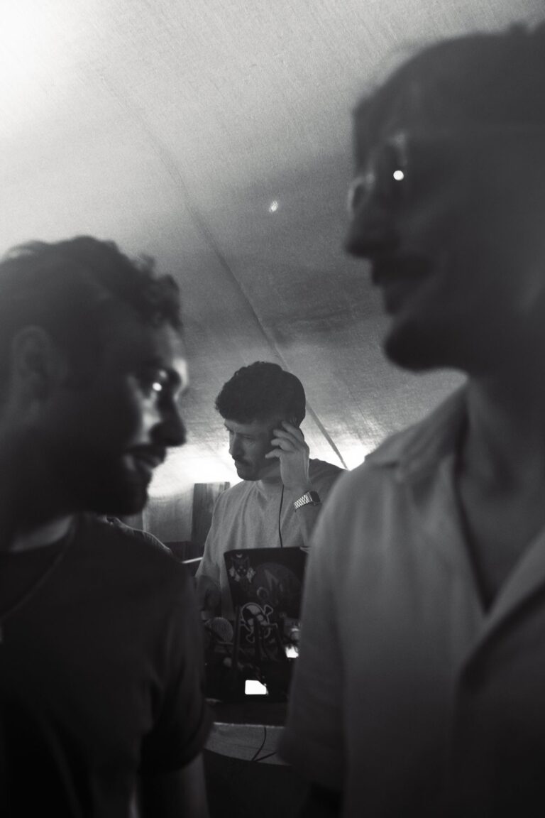 Soirée entre amis, photo en noir et blanc