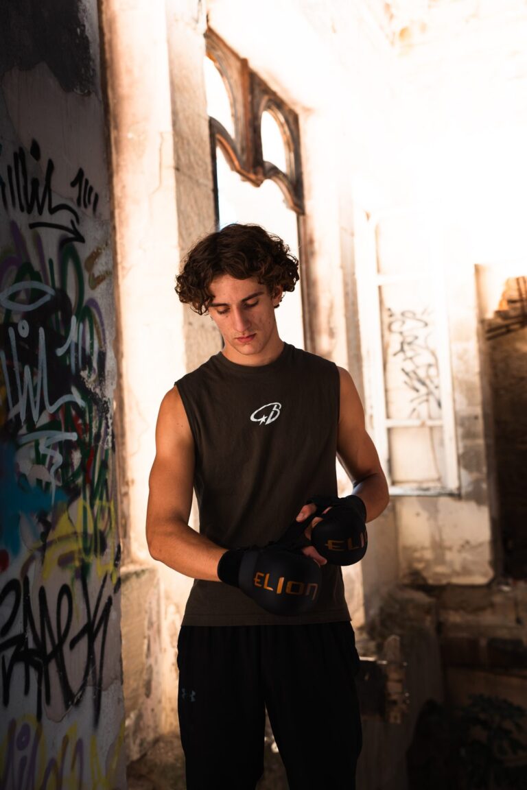 Portrait d’un combattant de MMA avec ses gants