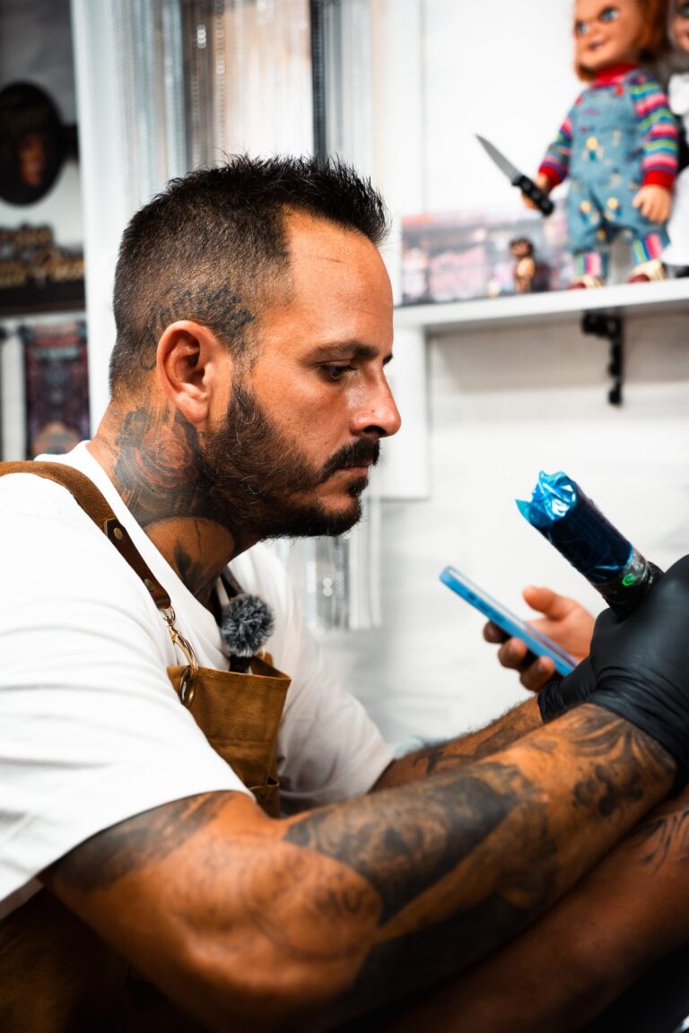 Portrait d’un tatoueur dans son salon