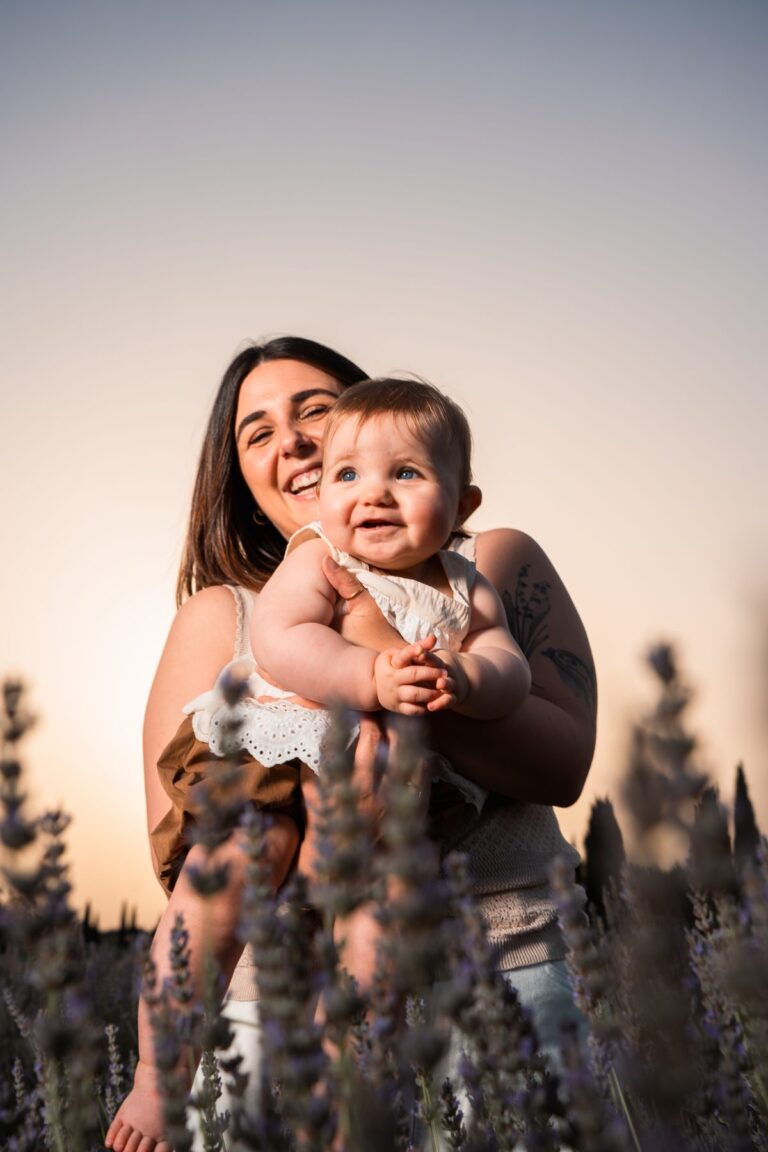 Maman et son bébé au coucher du soleil, séance photo famille