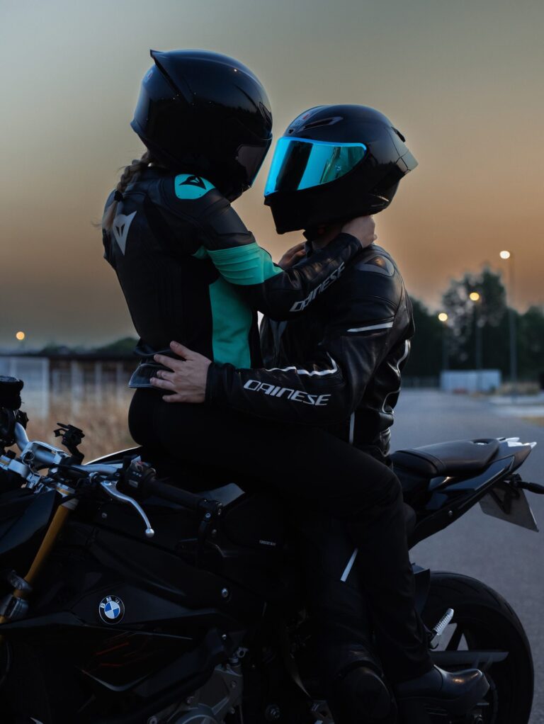 Séance photo couple en tenue de motard sur une moto au crépuscule