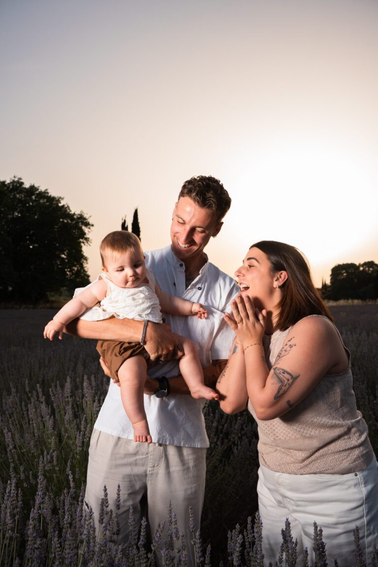 Séance photo en famille dans un champ de lavande au coucher du soleil