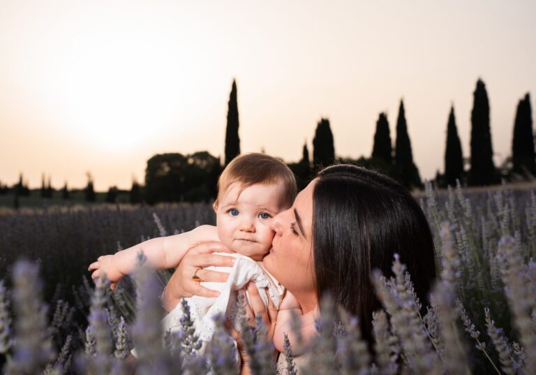 Maman et son bébé dans la lavande, séance photo famille
